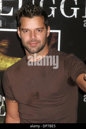 Nov 09, 2006; New York, NY, STATI UNITI D'AMERICA; il Cantante Ricky Martin promuove il suo nuovo CD "TV Unplugged' a FYE Music Store. Credito: Foto di Nancy Kaszerman/ZUMA premere. (©) Copyright 2006 by Nancy Kaszerman Foto Stock