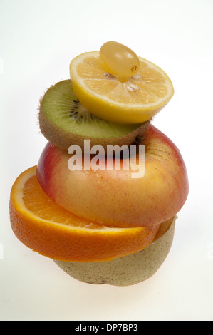 Diversi tipi di frutta che sono tagliate in pezzi e impilati come un sandwich Foto Stock