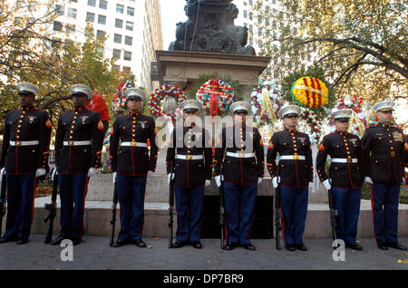 Nov 11, 2006; MANHATTAN, NEW YORK, Stati Uniti d'America; i membri dei Marines americani stand ad attenzione durante l annuale di New York City per veterani parata del giorno lungo la Quinta Avenue. Credito: Foto di Bryan Smith/ZUMA premere. (©) Copyright 2006 by Bryan Smith Foto Stock