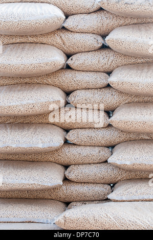 Pellet di pino- pila di sacchi- stock photo Foto Stock