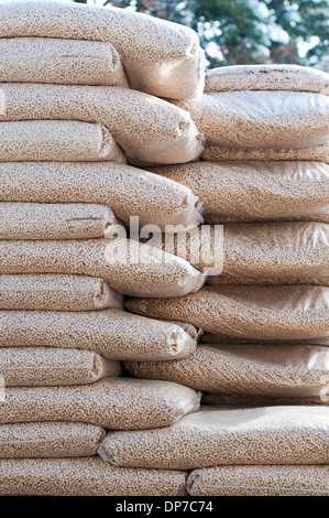 Pellet di pino- pila di sacchi- stock photo Foto Stock