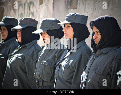 Donna Polizia nazionale afgana reclute indossando la copertura del capo stand ad attenzione durante il trapano e cerimonia pratica a comuni a livello regionale polizia nazionale afgana Center Dicembre 12, 2013 a Kandahar, Afghanistan. Foto Stock