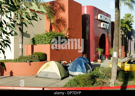 Nov 10, 2006; Escondido, CA, Stati Uniti d'America; i partecipanti al di fuori del circuito cittadino in Escondido off Valley Parkway in attesa del rilascio della Playstation 3, che uscirà la prossima settimana. Credito: Foto di Sean DuFrene/San Diego Union Tribune/ZUMA premere. (©) Copyright 2006 da San Diego Union Tribune Foto Stock