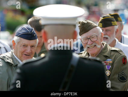 Nov 11, 2006; Fallbrook, CA, Stati Uniti d'America; prima dell'inizio della sfilata della seconda guerra mondiale i veterinari da Fallbrook ROBERT verde, a sinistra, un pensionato di Air Force Il colonnello e BOB McLAUGHLIN, un ex esercito personale Sgt., guardare e parlare alle Marine Chief Warrant Officer RANDALL McCRUMB, un servizio attivo di marina da Camp Pendleton. Credito: Foto di Charlie Neuman/SDU-T/ZUMA premere. (©) Copyright 2006 by Foto Stock