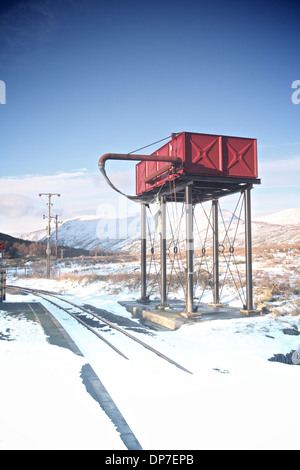 Acqua torre di serbatoio per il rabbocco treni a vapore sulla ferrovia a scartamento ridotto a Rhyd Ddu, Snowdonia National Park, il Galles in inverno Foto Stock