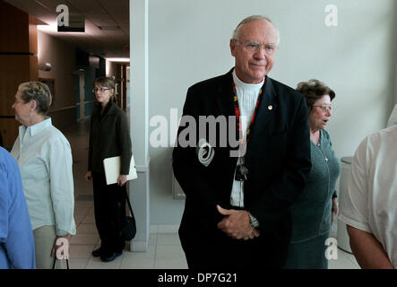 Nov 17, 2006; Vista, California, Stati Uniti d'America; Padre WAYNE SANDERS, parroco della chiesa di San Giovanni Chiesa Episcopale, sorge al di fuori del dipartimento 27 Alla vista Courthouse dopo questo pomeriggio di audizione. La Corte si è pronunciata a favore di San JohnÕs Chiesa anglicana e rifiuta di Corporate Opa diocesi episcopale di San Diego. Credito: Foto di Charlie Neuman/San Diego Union-Tribune/ZUMA premere. (© Foto Stock