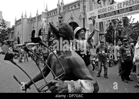 Dic. 04, 2006 - Caracas, Venezuela - Due Chavistas agire fuori uno scenario in cui il Venezuela è uccidendo imperialismo, rappresentato dal diavolo, durante un post-elezione celebrazione di Hugo Chavez per le strade del centro di Caracas. (Credito Immagine: © Ramin Rahimian/zReportage.com/ZUMA) Foto Stock