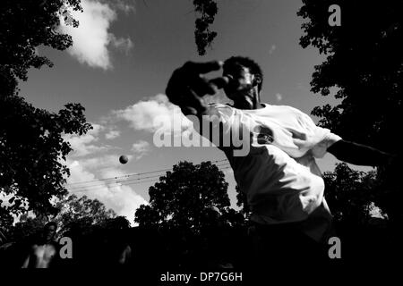 Dic. 05, 2006 - Caracas, Venezuela - DEIVIDSON VILLEGAS, 17, un residente del quartiere di Nuevo Amanecer nei poveri barrio del Coche gioca un gioco che è un mix di street baseball e pallamano in un vuoto di lot che era stata appena liberata dai detriti e indesiderata da parte degli enti locali Lavoratori municipali. (Credito Immagine: © Ramin Rahimian/zReportage.com/ZUMA) Foto Stock