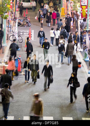 Mar 11, 2006 - Tokyo, Giappone - pendolari in Tokyo, Giappone (credito Immagine: © David H. pozzetti/ZUMAPRESS.com) Foto Stock