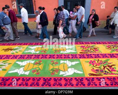 Mar 24, 2006 - Guatemala - Durante l osservanza della Quaresima in Antigua (la) di Antigua Guatemala, Cattolica principali celebrazioni per la Settimana Santa. Le strade sono coperte con una naturale tappeti aromatici (alfombras) di fiori, pini, trifoglio e frutti, che i residenti messi insieme e posto nella parte anteriore delle loro case. (Credito Immagine: © David H. pozzetti/ZUMAPRESS.com) Foto Stock