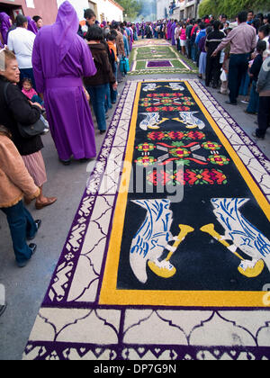 Mar 24, 2006 - Guatemala - Durante l osservanza della Quaresima in Antigua (la) di Antigua Guatemala, Cattolica principali celebrazioni per la Settimana Santa. Le strade sono coperte con una naturale tappeti aromatici (alfombras) di fiori, pini, trifoglio e frutti, che i residenti messi insieme e posto nella parte anteriore delle loro case. (Credito Immagine: © David H. pozzetti/ZUMAPRESS.com) Foto Stock