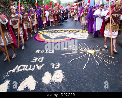 Mar 24, 2006 - Guatemala - Durante l osservanza della Quaresima in Antigua (la) di Antigua Guatemala, Cattolica principali celebrazioni per la Settimana Santa. Le strade sono coperte con una naturale tappeti aromatici (alfombras) di fiori, pini, trifoglio e frutti, che i residenti messi insieme e posto nella parte anteriore delle loro case. (Credito Immagine: © David H. pozzetti/ZUMAPRESS.com) Foto Stock