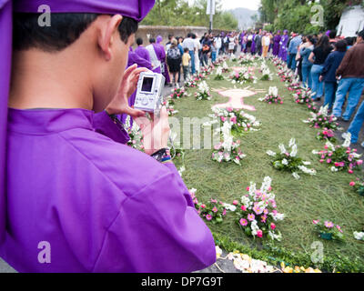 Mar 24, 2006 - Guatemala - Durante l osservanza della Quaresima in Antigua (la) di Antigua Guatemala, Cattolica principali celebrazioni per la Settimana Santa. Le strade sono coperte con una naturale tappeti aromatici (alfombras) di fiori, pini, trifoglio e frutti, che i residenti messi insieme e posto nella parte anteriore delle loro case. (Credito Immagine: © David H. pozzetti/ZUMAPRESS.com) Foto Stock