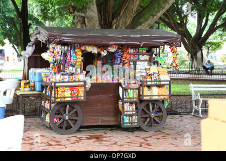 Un mobile snack fornitore su un carrello a ruote o di un carro nel parco a Valladolid Messico Foto Stock