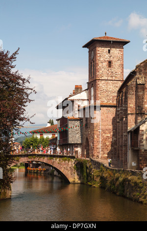 La chiesa di Notre Dame du Bout du Pont, Saint Jean Pied de Port, Pirenei, Aquitania, in Francia, in Europa Foto Stock