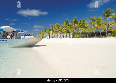 Il vescovo la laguna della barca di crociera a Tapuaetai Motu in Laguna Aitutaki, Isole Cook Foto Stock