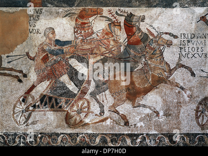 Mosaico romano del circo di Barcellona raffigurante una quadriga con il nome dei cavalli e aurighi. Probabilmente del IV secolo. Foto Stock