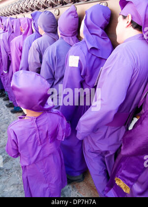 Mar 24, 2006 - Guatemala - l osservanza della Quaresima in Antigua (la) di Antigua Guatemala, Cattolica principali celebrazioni per la Settimana Santa. La venerata immagini di Gesù e della Vergine Santa sono portati dalle loro chiese attraverso la città sulle spalle dei devoti seguaci che stanno bruciando incenso mentre vestito di vesti di porpora con waistbands bianco. Le strade sono coperte con NAT Foto Stock