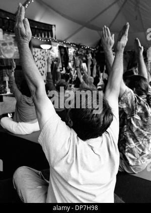 Agosto 10, 2006 - West Hollywood, California, Stati Uniti - La pratica dello Yoga a Kashi Ashram, West Hollywood, CA. Pur aperta a persone di tutte le fedi, l'Ashram utilizza una combinazione di sacro Hindu pratiche e tradizioni tra cui lo yoga e la meditazione per raggiungere i suoi membri, molti dei quali sono sieropositivi o combattendo contro l AIDS. Fondata dal Guru Ma Jaya e il suo chelas (studenti), una grande parte del loro s Foto Stock