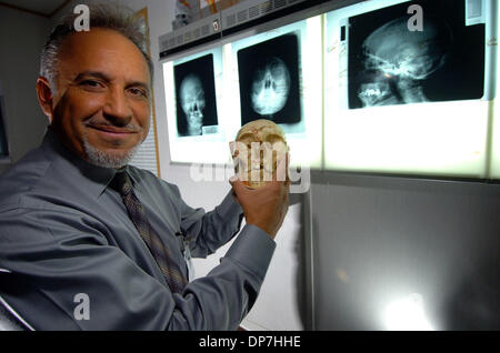 Nov 16, 2006; Boca, FL, Stati Uniti d'America; il direttore di programma della Scuola di tecnologia radiologico Ray Mata, tenere un teschio umano a West Boca Medical Center di Venerdì, 17 novembre 2006. Credito: Foto di Steve Mitchell/Palm Beach post/ZUMA premere. (©) Copyright 2006 da Palm Beach post Foto Stock