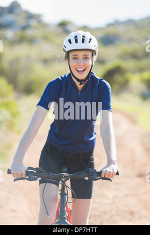 Donna felice con la bici Foto Stock
