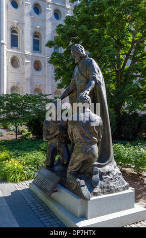 Restauro del Sacerdozio di Aaronne statua che si trova nella parte anteriore del Tempio di Salt Lake, Temple Square, Salt Lake City, Utah, Stati Uniti d'America Foto Stock