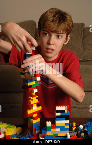 Nov 17, 2006; Lawrenceville, GA, Stati Uniti d'America; i giovani disabili intellettivi e relazionali MATTHEW Bennett, 8, con l'apprendimento disabilità gioca con pezzi di lego per costruire la torre e di aumentare la sua capacità di attenzione. Credito: Foto di Robin Nelson/ZUMA premere. (©) copyright 2006 di Robin Nelson Foto Stock