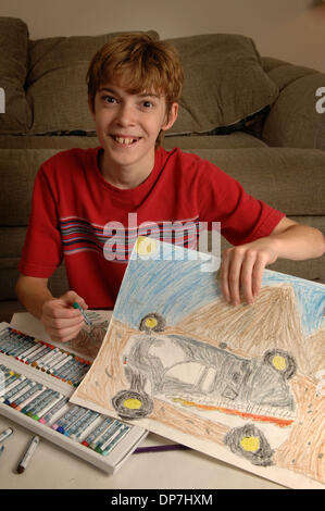 Nov 17, 2006; Lawrenceville, GA, Stati Uniti d'America; i giovani disabili intellettivi e relazionali MATTHEW Bennett, 8, con disabilità nell'apprendimento, con disegni a carboncino. Credito: Foto di Robin Nelson/ZUMA premere. (©) copyright 2006 di Robin Nelson Foto Stock