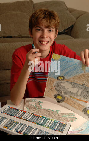 Nov 17, 2006; Lawrenceville, GA, Stati Uniti d'America; i giovani disabili intellettivi e relazionali MATTHEW Bennett, 8, con disabilità nell'apprendimento, con disegni a carboncino. Credito: Foto di Robin Nelson/ZUMA premere. (©) copyright 2006 di Robin Nelson Foto Stock