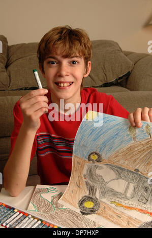 Nov 17, 2006; Lawrenceville, GA, Stati Uniti d'America; i giovani disabili intellettivi e relazionali MATTHEW Bennett, 8, con disabilità nell'apprendimento, con disegni a carboncino. Credito: Foto di Robin Nelson/ZUMA premere. (©) copyright 2006 di Robin Nelson Foto Stock