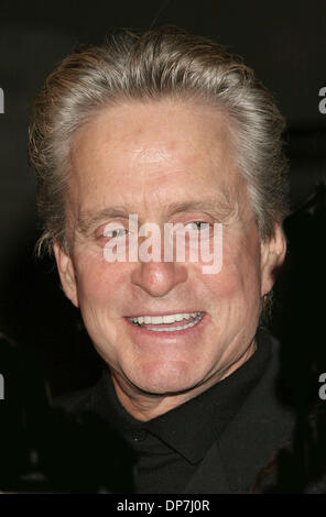 Nov 18, 2006; Los Angeles, CA, Stati Uniti d'America; attore Michael Douglas a seconda annua una multa romanticismo gala tenutosi al tramonto Gower Studios di Hollywood. Credito: Foto di Paul Fenton/ZUMA KPA.. (©) Copyright 2006 by Paolo Fenton Foto Stock