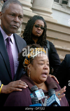 Nov 18, 2006; MANHATTAN, NEW YORK, Stati Uniti d'America; NY membro il Assemblyman Keith Wright (L) guarda come Jean Royster-Hills (R), di Harlem parla di suo figlio Amen Kyle colline, che era di 27 quando è stato girato in uccisi nel 2005 in un caso di errore di identità. Harlem madri interrompere un altro violenta fine (S.A.V.E.) insieme con lo Stato di New York il Assemblyman Keith Wright e membro Senator-Elect Eric Adams annunciare in un Foto Stock