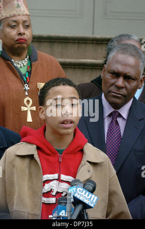 Nov 18, 2006; MANHATTAN, NEW YORK, Stati Uniti d'America; Edward Gaskin, 14, di Harlem discute essendo 'scurato' dalle pistole e della violenza pistola egli vede vivere in Harlem come stato di NY il Assemblyman Keith Wright (R) guarda a. Harlem madri interrompere un altro violenta fine (S.A.V.E.) insieme con lo Stato di New York il Assemblyman Keith Wright e membro Senator-Elect Eric Adams annunciare in una conferenza stampa sui gradini della città Foto Stock