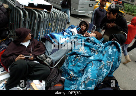 Nov 18, 2006; MANHATTAN, NEW YORK, Stati Uniti d'America; centinaia di video gioco stand gli appassionati sulla linea a Toys "R" Us store in Times Square per acquistare il nuovo Nintendo Wii console di gioco che va in vendita stasera a mezzanotte. Credito: Foto di Bryan Smith/ZUMA premere. (©) Copyright 2006 by Bryan Smith Foto Stock