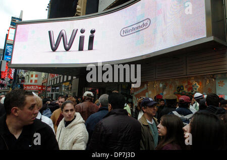 Nov 18, 2006; MANHATTAN, NEW YORK, Stati Uniti d'America; centinaia di video gioco stand gli appassionati sulla linea a Toys "R" Us store in Times Square per acquistare il nuovo Nintendo Wii console di gioco che va in vendita stasera a mezzanotte. Credito: Foto di Bryan Smith/ZUMA premere. (©) Copyright 2006 by Bryan Smith Foto Stock