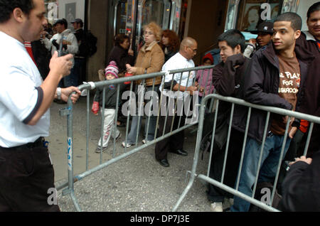 Nov 18, 2006; MANHATTAN, NEW YORK, Stati Uniti d'America; Toys "R" Us dipendenti collocare barriere per mantenere l'ordine come centinaia di video gioco stand gli appassionati sulla linea a Toys "R" Us store in Times Square per acquistare il nuovo Nintendo Wii console di gioco che va in vendita stasera a mezzanotte. Credito: Foto di Bryan Smith/ZUMA premere. (©) Copyright 2006 by Bryan Smith Foto Stock