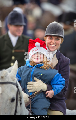 Un cavallo Cavaliere dà a sua figlia una corsa a un incontro natalizio del Beaufort Hunt in Didmarton, GLOUCESTERSHIRE REGNO UNITO il sabato Foto Stock