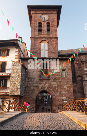 Il ponte e la chiesa di Notre Dame du Bout du Pont, Saint Jean Pied de Port, Pirenei, Aquitania, in Francia, in Europa Foto Stock