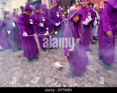 Mar 24, 2006 - Antigua, Sacatapez, Guatemala - l osservanza della Quaresima in Antigua (la) di Antigua Guatemala, Cattolica principali celebrazioni per la Settimana Santa. La venerata immagini di Gesù e della Vergine Santa sono portati dalle loro chiese attraverso la città sulle spalle dei devoti seguaci che stanno bruciando incenso mentre vestito di vesti di porpora con waistbands bianco. Le strade Foto Stock