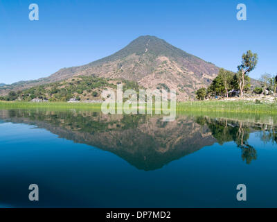 Mar 24, 2006 - lago Atitlan, Solola, Guatemala - vulcano riflessa sul lago Atitlan Santiago Atitlan, Guatemala (credito Immagine: © David H. pozzetti/ZUMAPRESS.com) Foto Stock