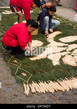 Mar 24, 2006 - Guatemala - come parte del rispetto della Quaresima in Guatemalat, persone preparare il naturale, tappeti aromatici (alfombras) di fiori, pini, trifoglio e frutti, che i residenti messi insieme e posto nella parte anteriore delle loro case. (Credito Immagine: © David H. pozzetti/ZUMAPRESS.com) Foto Stock