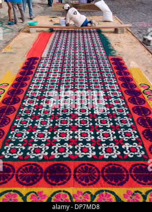 Mar 24, 2006 - Guatemala - Durante l osservanza della Quaresima in Antigua (la) di Antigua Guatemala, Cattolica principali celebrazioni per la Settimana Santa. Le strade sono coperte con una naturale tappeti aromatici (alfombras) di fiori, pini, trifoglio e frutti, che i residenti messi insieme e posto nella parte anteriore delle loro case. (Credito Immagine: © David H. pozzetti/ZUMAPRESS.com) Foto Stock