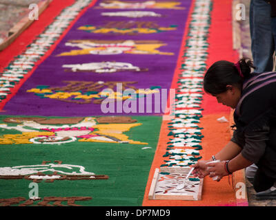 Mar 24, 2006 - Guatemala - come parte del rispetto della Quaresima in Guatemalat, persone preparare il naturale, tappeti aromatici (alfombras) di fiori, pini, trifoglio e frutti, che i residenti messi insieme e posto nella parte anteriore delle loro case. (Credito Immagine: © David H. pozzetti/ZUMAPRESS.com) Foto Stock