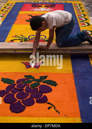 Mar 24, 2006 - Guatemala - come parte del rispetto della Quaresima in Guatemalat, persone preparare il naturale, tappeti aromatici (alfombras) di fiori, pini, trifoglio e frutti, che i residenti messi insieme e posto nella parte anteriore delle loro case. (Credito Immagine: © David H. pozzetti/ZUMAPRESS.com) Foto Stock