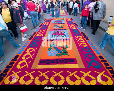 Mar 24, 2006 - Guatemala - Durante l osservanza della Quaresima in Antigua (la) di Antigua Guatemala, Cattolica principali celebrazioni per la Settimana Santa. Le strade sono coperte con una naturale tappeti aromatici (alfombras) di fiori, pini, trifoglio e frutti, che i residenti messi insieme e posto nella parte anteriore delle loro case. (Credito Immagine: © David H. pozzetti/ZUMAPRESS.com) Foto Stock