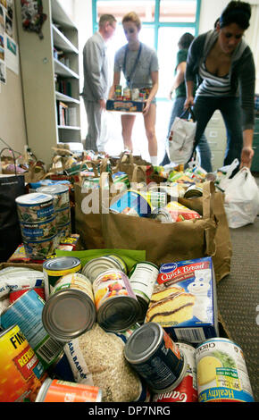 Nov 17, 2006; Carlsbad, CA, Stati Uniti d'America; studenti raccogliere donazioni di cibo per Christopher Greenslate la giustizia sociale class presso la costa canyon High School nel venerdì di Carlsbad, in California. Cinque studenti della classe sono la fame di indirizzamento per la loro giustizia sociale progetto per la raccolta di cibo per il Encinitas europea Resource Center. Credito: Foto di Eduardo Contreras/SDU-T/ZUMA Foto Stock