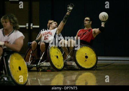 Nov 18, 2006; San Diego, CA, Stati Uniti d'America; ALBERT MOSCONA, a destra di un giocatore sul San Diego team 'Sarpa Edge" ha tentato di passare la palla passato DEREK HELTON, dall'Università di Arizona, durante il loro gioco al XVII annuale "Meglio del West' sedia a rotelle torneo di rugby tenutosi presso la palestra comunale in Balboa Park il Sabato, 18 novembre 2006. Credito: foto da John Gibbins/SDU-T/ZUM Foto Stock