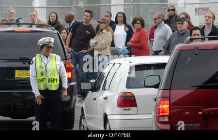 Nov 22, 2006; Oakland, CA, Stati Uniti d'America; un semaforo con un funzionario di controllo dei sorrisi a una delle vetture come ella dirige le persone che sono il prelievo di viaggiatori all'Aeroporto Internazionale di Oakland il giorno prima del giorno del Ringraziamento. Credito: Foto di Laura Oda/Oakland Tribune/ZUMA premere. (©) Copyright 2006 Da Oakland Tribune Foto Stock