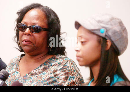 25 nov 2006; Richmond, CA, Stati Uniti d'America; Beverly Moore, a sinistra la madre di uccisi Richmond funzionario di polizia Kaliah Harper, parla ai media con sua figlia Kadija Bateman, 17, al suo fianco nel corso di una conferenza stampa presso il Richmond il dipartimento di polizia di sabato 25 novembre, 2006. Credito: Foto di Sean Connelley/Oakland Tribune/ZUMA premere. (©) Copyright 2006 Da Oakland Tribune Foto Stock