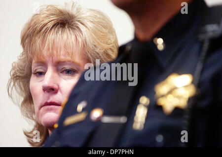 25 nov 2006; Richmond, CA, Stati Uniti d'America; Vice Capo della Polizia di Richmond Lori Ritter ascolta come Lt. Enos Johnson parla di media circa l assassinio di Officer Kaliah Harper durante una conferenza stampa presso il Richmond il dipartimento di polizia di sabato 25 novembre, 2006. Credito: Foto di Sean Connelley/Oakland Tribune/ZUMA premere. (©) Copyright 2006 Da Oakland Tribune Foto Stock